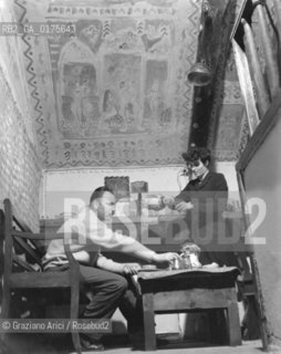 THE PAINTER ANTON ZORAN MUSIC WITH HIS WIFE THE PAINTER IDA BARBARIGO - VENICE  - 1946 - © ARCHIVIO Graziano Arici/Rosebud2  / ARTE / PITTORE