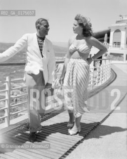 THE PRINCESS MARILENA PIGNATELLI WITH THE MAHARAJAH OF PALAMBAR AT CAP D ANTIBES - 195? © ARCHIVIO Graziano Arici/Rosebud2  / NOBILTA / PRINCIPE / MARAJA