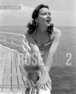 THE FASHION MODEL SYLVIA AT VENICE LIDO BEACH -  195? © ARCHIVIO Graziano Arici/Rosebud2  / VARIE / MODA / MODELLA / SPIAGGIA