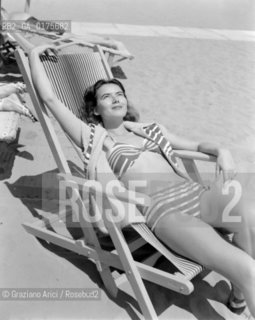 THE FASHION MODEL SYLVIA AT VENICE LIDO BEACH -  195? © ARCHIVIO Graziano Arici/Rosebud2  / VARIE / MODA / MODELLA / SPIAGGIA