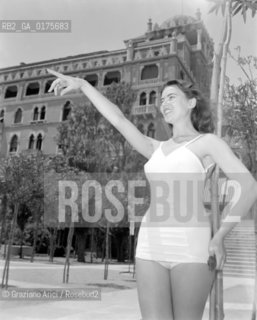 THE FASHION MODEL SYLVIA AT VENICE LIDO BEACH -  195? © ARCHIVIO Graziano Arici/Rosebud2  / VARIE / MODA / MODELLA / SPIAGGIA