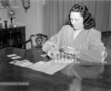 THE OPERA SINGER RENATA TEBALDI IN MILAN - 1950 - © ARCHIVIO Graziano Arici/Rosebud2  / MUSICA LIRICA / CANTANTE LIRICO / GIOCO CARTE