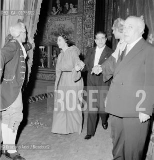 THE OPERA SINGER RENATA TEBALDI WITH THE CONDUCTOR OLIVIERO DE FABRITIIS AT LA FENICE THEATRE IN VENICE - 1957 - © ARCHIVIO Graziano Arici/Rosebud2  / MUSICA LIRICA / CANTANTE LIRICO / TEATRO /  LA FORZA DEL DESTINO DI G. VERDI
