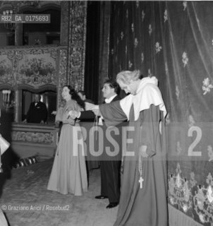THE OPERA SINGER RENATA TEBALDI WITH THE CONDUCTOR OLIVIERO DE FABRITIIS AT LA FENICE THEATRE IN VENICE - 1957 - © ARCHIVIO Graziano Arici/Rosebud2  / MUSICA LIRICA / CANTANTE LIRICO / TEATRO /  LA FORZA DEL DESTINO DI G. VERDI