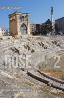 PUGLIA  ,  LECCE  :  PIAZZA S.ORONZO . ANFITEATRO ROMANO   - © 2002 Graziano Arici/Rosebud2 / GEO / ARCHITETTURA / ARCHEO