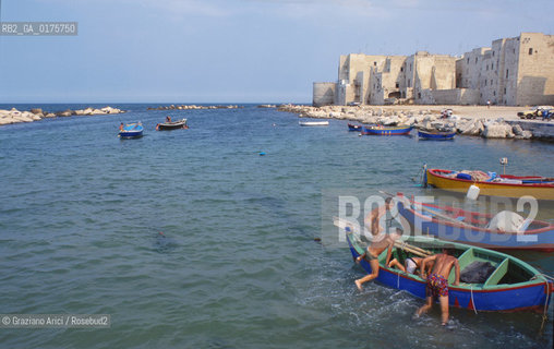 PUGLIA  ,  ( BARI )    MOLFETTA : IL PORTO  - © 2002 Graziano Arici/Rosebud2 / GEO / MARE