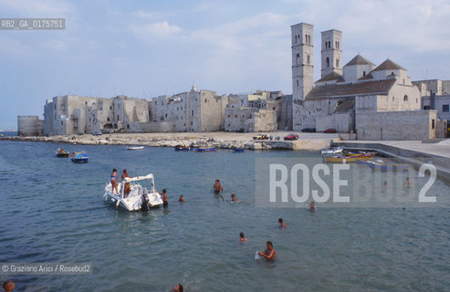 PUGLIA  ,  ( BARI )    MOLFETTA : IL PORTO  - © 2002 Graziano Arici/Rosebud2 / GEO / MARE