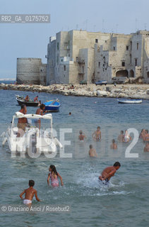 PUGLIA  ,  ( BARI )    MOLFETTA : IL PORTO  - © 2002 Graziano Arici/Rosebud2 / GEO / MARE