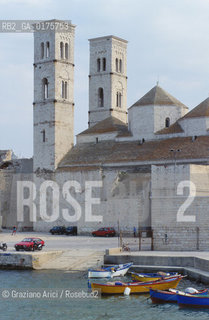 PUGLIA  ,  ( BARI )    MOLFETTA : IL PORTO E IL DUOMO VECCHIO  - © 2002 Graziano Arici/Rosebud2 / GEO / MARE / CHIESA
