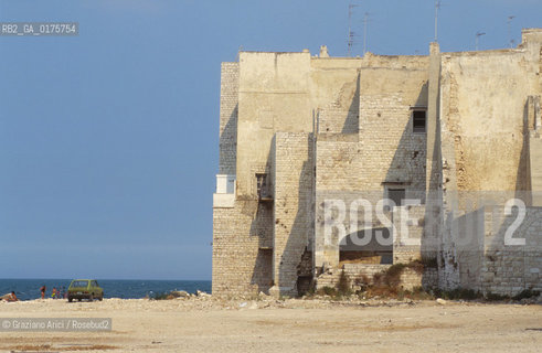 PUGLIA  ,  ( BARI )    MOLFETTA : IL PORTO  - © 2002 Graziano Arici/Rosebud2 / GEO / MARE