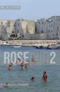 PUGLIA  ,  ( BARI )    MOLFETTA : IL PORTO  - © 2002 Graziano Arici/Rosebud2 / GEO / MARE