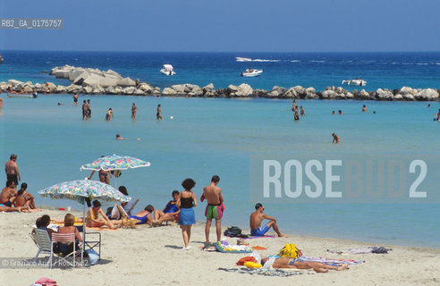 PUGLIA  ,  ( LECCE )    OTRANTO : SPIAGGIA  - © 2002 Graziano Arici/Rosebud2 / GEO / MARE
