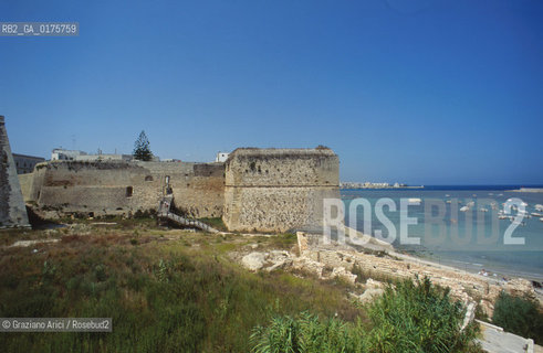 PUGLIA  ,  ( LECCE )    OTRANTO : IL CASTELLO  - © 2002 Graziano Arici/Rosebud2 / GEO / MARE