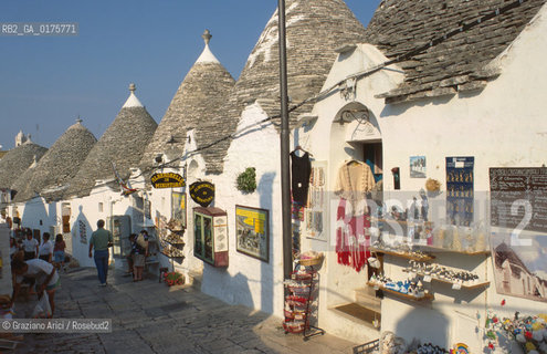 PUGLIA  ,  ( BARI)   ALBEROBELLO : TRULLI  - © 2002 Graziano Arici/Rosebud2 / GEO / ARCHITETTURA /