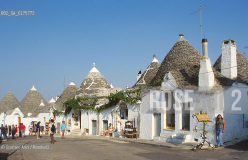 PUGLIA  ,  ( BARI)   ALBEROBELLO : TRULLI  - © 2002 Graziano Arici/Rosebud2 / GEO / ARCHITETTURA /