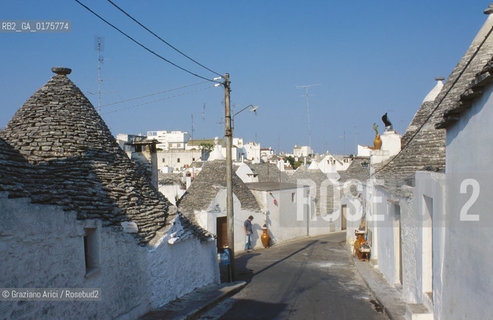 PUGLIA  ,  ( BARI)   ALBEROBELLO : TRULLI  - © 2002 Graziano Arici/Rosebud2 / GEO / ARCHITETTURA /