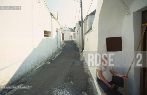 PUGLIA  ,  ( BARI)   ALBEROBELLO : TRULLI  - © 2002 Graziano Arici/Rosebud2 / GEO / ARCHITETTURA /