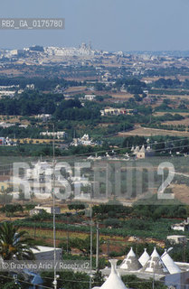 PUGLIA  ,  ( BARI)   ALBEROBELLO : TRULLI  - © 2002 Graziano Arici/Rosebud2 / GEO / ARCHITETTURA / MURGE / CAMPAGNA
