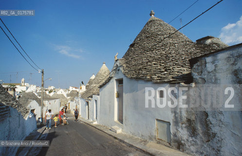 PUGLIA  ,  ( BARI)   ALBEROBELLO : TRULLI  - © 2002 Graziano Arici/Rosebud2 / GEO / ARCHITETTURA /