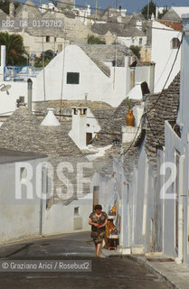PUGLIA  ,  ( BARI)   ALBEROBELLO : TRULLI  - © 2002 Graziano Arici/Rosebud2 / GEO / ARCHITETTURA /