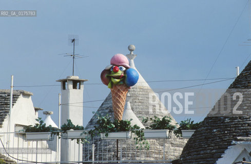 PUGLIA  ,  ( BARI)   ALBEROBELLO : TRULLI  - © 2002 Graziano Arici/Rosebud2 / GEO / ARCHITETTURA / GELATO / KITSCH