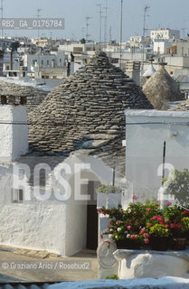 PUGLIA  ,  ( BARI)   ALBEROBELLO : TRULLI  - © 2002 Graziano Arici/Rosebud2 / GEO / ARCHITETTURA /