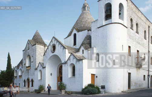 PUGLIA  ,  ( BARI)   ALBEROBELLO : TRULLI   CHIESA DI S.ANTONIO - © 2002 Graziano Arici/Rosebud2 / GEO / ARCHITETTURA /
