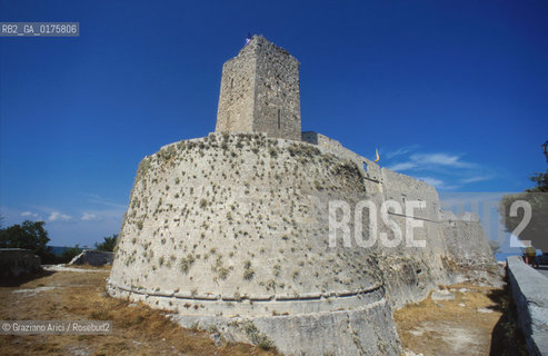 PUGLIA  ,  (FOGGIA)   MONTE S.ANGELO  : CASTELLO - © 2002 Graziano Arici/Rosebud2 / GEO