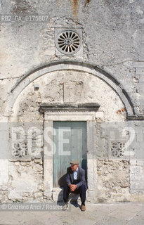 PUGLIA  ,  (FOGGIA)   MONTE S.ANGELO  : STRADA DEL CENTRO - © 2002 Graziano Arici/Rosebud2 / GEO