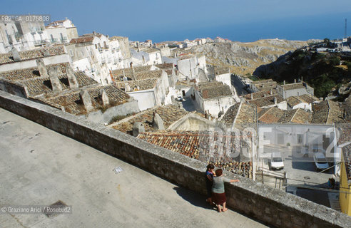 PUGLIA  ,  (FOGGIA)   MONTE S.ANGELO  : STRADA DEL CENTRO - © 2002 Graziano Arici/Rosebud2 / GEO