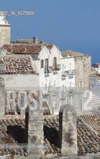 PUGLIA  ,  (FOGGIA)   MONTE S.ANGELO  : STRADA DEL CENTRO - © 2002 Graziano Arici/Rosebud2 / GEO