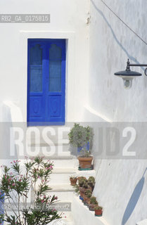 PUGLIA  ,  (FOGGIA)   PESCHICI  : PORTA   - © 2002 Graziano Arici/Rosebud2 / GEO / BIANCO / BLU