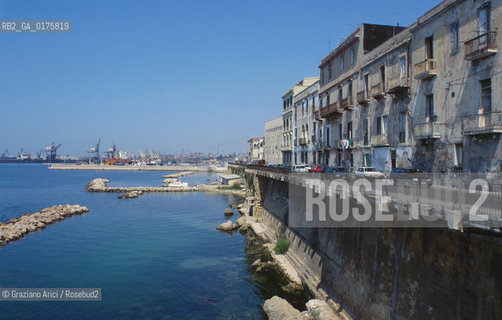 PUGLIA  ,  TARANTO : LA CITTA VECCHIA   - © 2002 Graziano Arici/Rosebud2 / GEO /