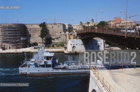 PUGLIA  ,  TARANTO :IL PONTE GIREVOLE   - © 2002 Graziano Arici/Rosebud2 / GEO / PORTO
