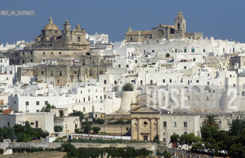 PUGLIA  , ( BRINDISI ) OSTUNI : STRADA DEL CENTRO   - © 2002 Graziano Arici/Rosebud2 / GEO /