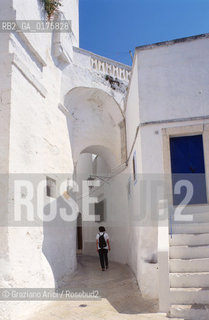 PUGLIA  , ( BRINDISI ) OSTUNI : STRADA DEL CENTRO   - © 2002 Graziano Arici/Rosebud2 / GEO / BIANCO