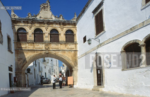 PUGLIA  , ( BRINDISI ) OSTUNI : STRADA DEL CENTRO   - © 2002 Graziano Arici/Rosebud2 / GEO /