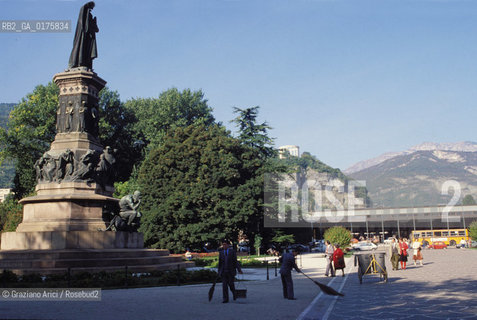 TRENTINO , TRENTO : PIAZZA DANTE  - © 2002 Graziano Arici/Rosebud2 / GEO