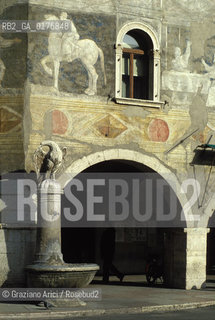 TRENTINO , TRENTO : CASA E FONTANA IN PIAZZA DUOMO  - © 2002 Graziano Arici/Rosebud2 / GEO / FONTANA