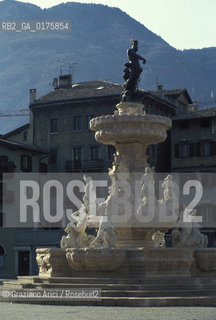 TRENTINO , TRENTO : FONTANA IN PIAZZA DUOMO  - © 2002 Graziano Arici/Rosebud2 / GEO / FONTANA
