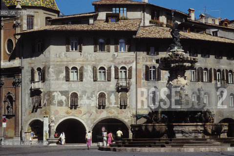 TRENTINO , TRENTO : CASA E FONTANA IN PIAZZA DUOMO  - © 2002 Graziano Arici/Rosebud2 / GEO / FONTANA