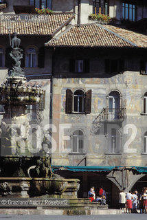 TRENTINO , TRENTO : CASA E FONTANA IN PIAZZA DUOMO  - © 2002 Graziano Arici/Rosebud2 / GEO / FONTANA