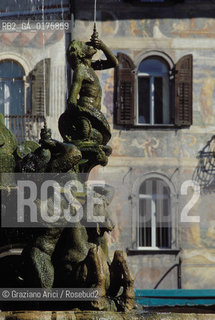 TRENTINO , TRENTO : CASA E FONTANA IN PIAZZA DUOMO  - © 2002 Graziano Arici/Rosebud2 / GEO / FONTANA