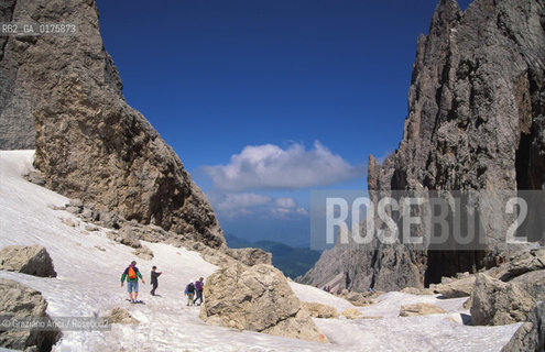 TRENTINO , (TRENTO) : FORCELLA DEL SASSOLUNGO  - © 2002 Graziano Arici/Rosebud2 / GEO / MONTAGNA / NEVE