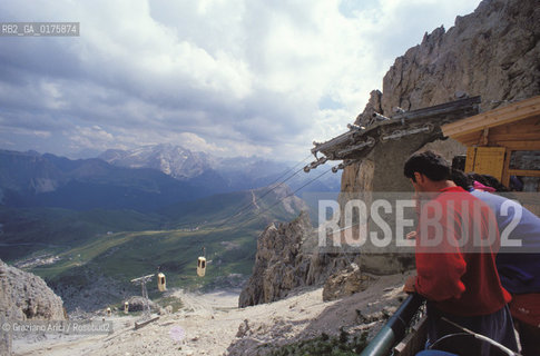 TRENTINO , (TRENTO) : FUNIVIA DELLA FORCELLA DEL SASSOLUNGO  - © 2002 Graziano Arici/Rosebud2 / GEO / MONTAGNA