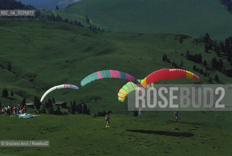 TRENTINO , (TRENTO) : PARAPENDIO NELLALPE DI SIUSI  - © 2002 Graziano Arici/Rosebud2 / GEO / MONTAGNA / PARACADUTE