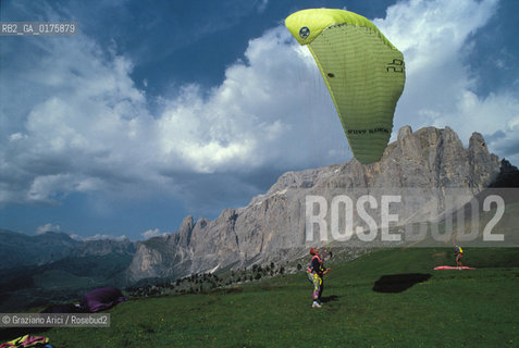 TRENTINO , (TRENTO) : PARAPENDIO NELLALPE DI SIUSI  - © 2002 Graziano Arici/Rosebud2 / GEO / MONTAGNA / PARACADUTE