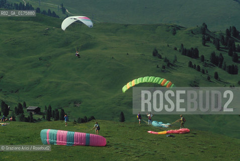 TRENTINO , (TRENTO) : PARAPENDIO NELLALPE DI SIUSI  - © 2002 Graziano Arici/Rosebud2 / GEO / MONTAGNA / PARACADUTE