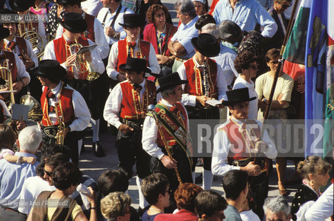 TRENTINO , (TRENTO) : FESTA DI PAESE A MOENA - © 2002 Graziano Arici/Rosebud2 / GEO / MONTAGNA