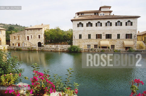 TOSCANA , (SIENA) BAGNO VIGNONI - VASCA - © 2002 Graziano Arici/Rosebud2 / GEO // TERME